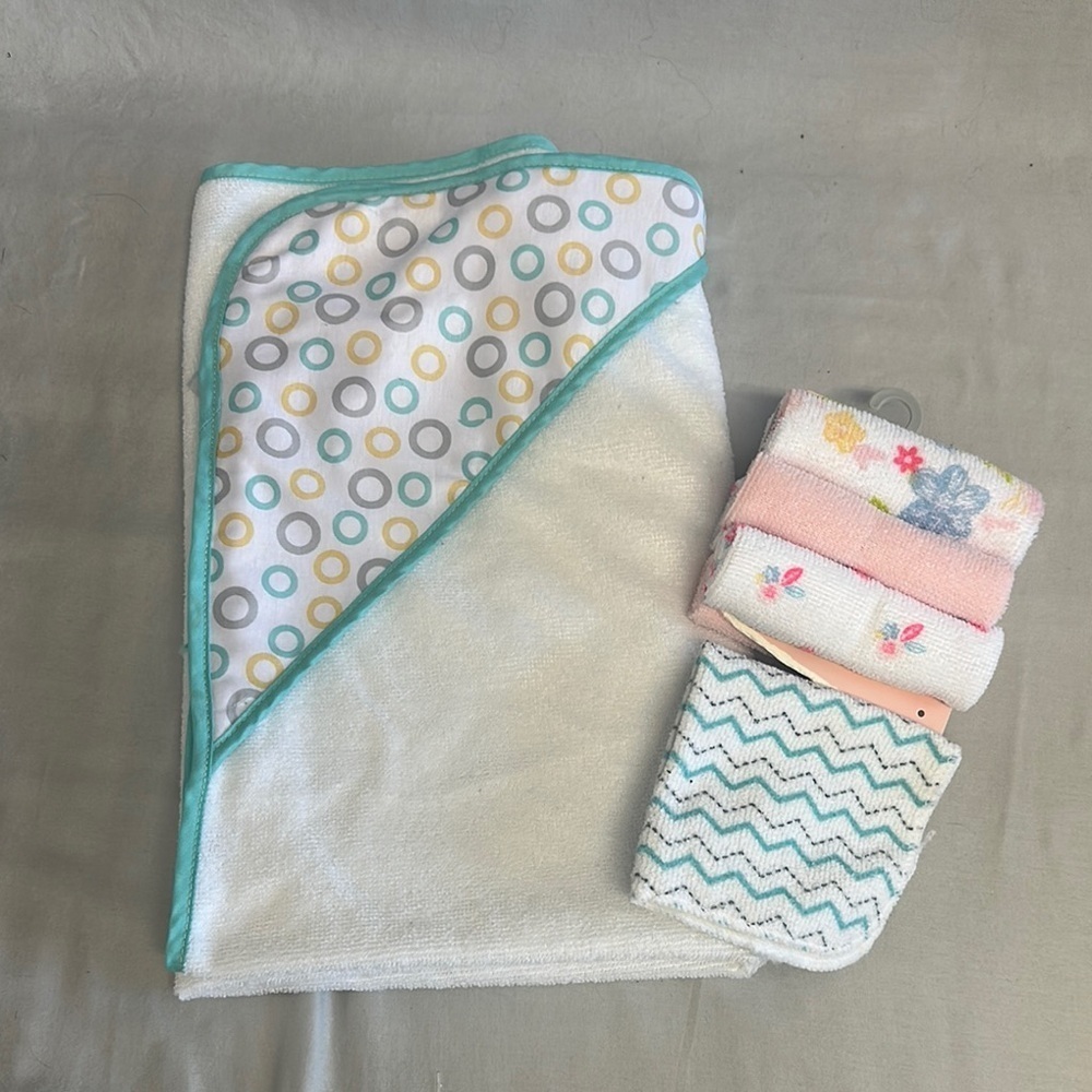 ⭐️ Baby Hooded Towel and Washcloth Set